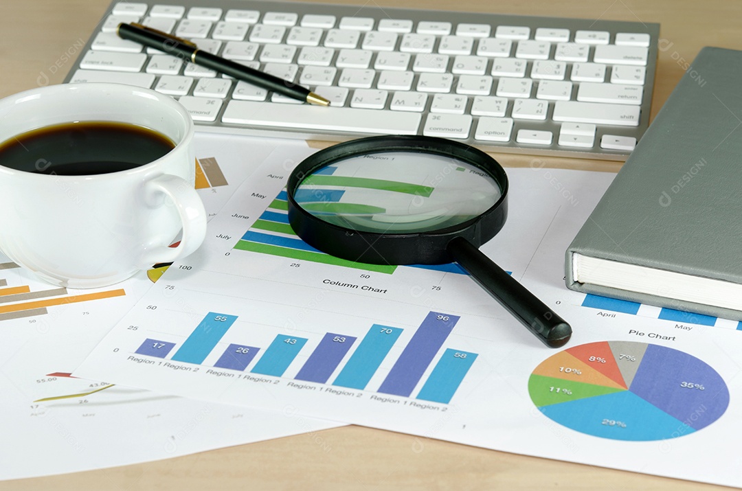 Papéis financeiros, caneta e material de escritório close-up