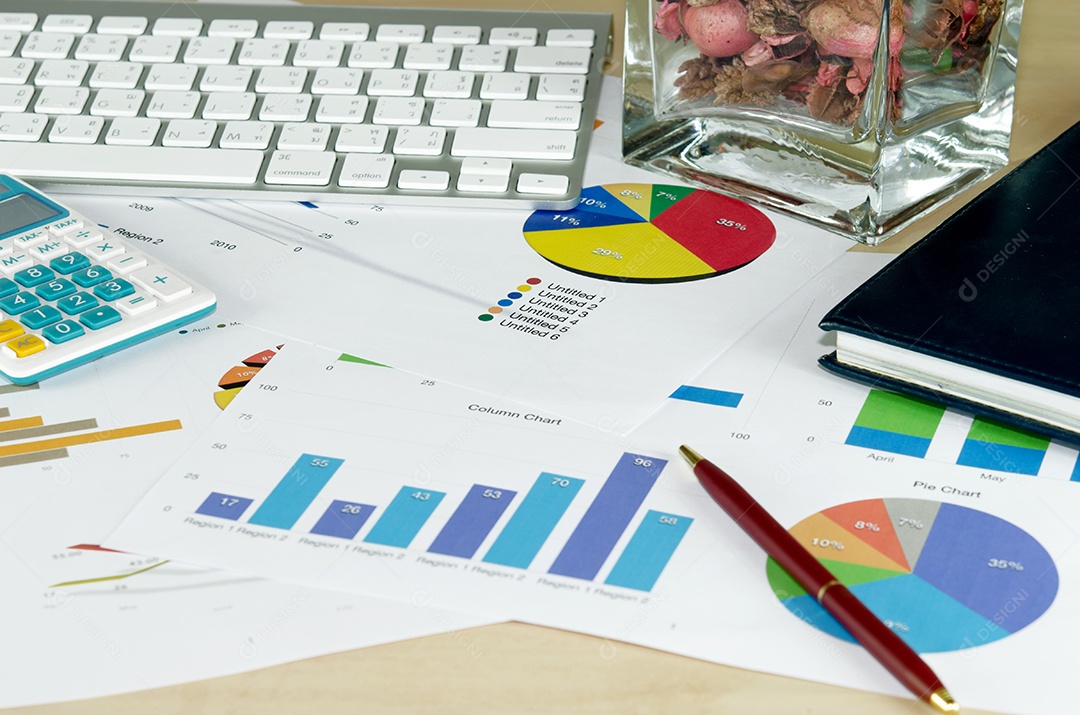 O gráfico de negócios é colocado na mesa.