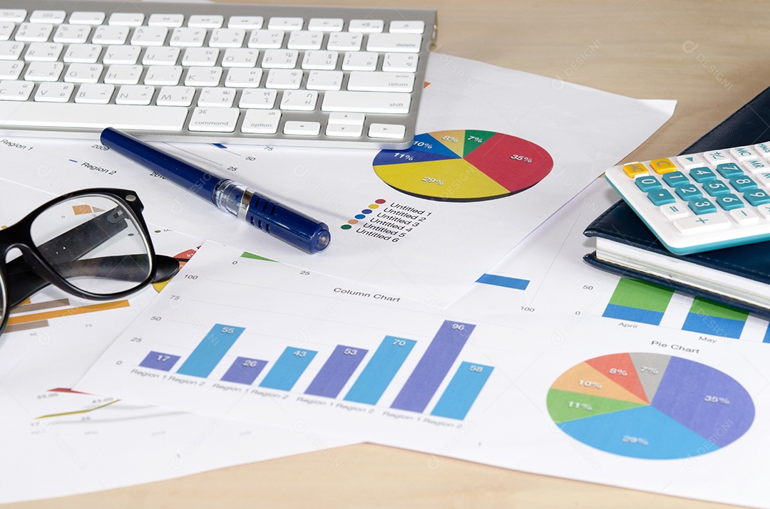 Documentos financeiros, computador e material de escritório close-up