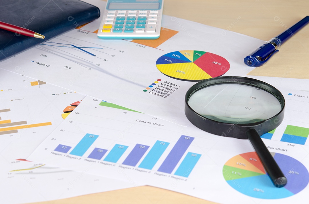 O gráfico de negócios é colocado na mesa.