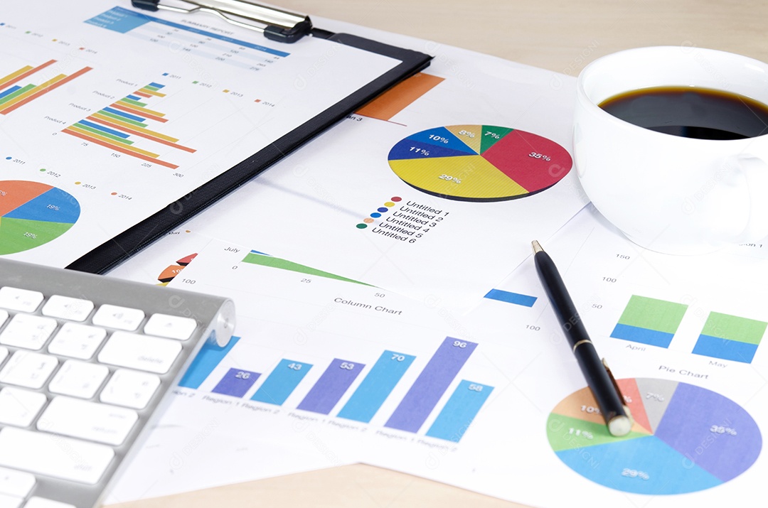 Documentos financeiros, computador e material de escritório close-up