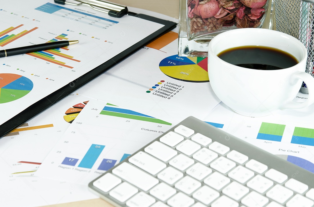 Documentos financeiros, computador e material de escritório close-up