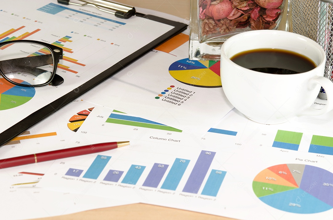 Documentos financeiros, livro e material de escritório close-up