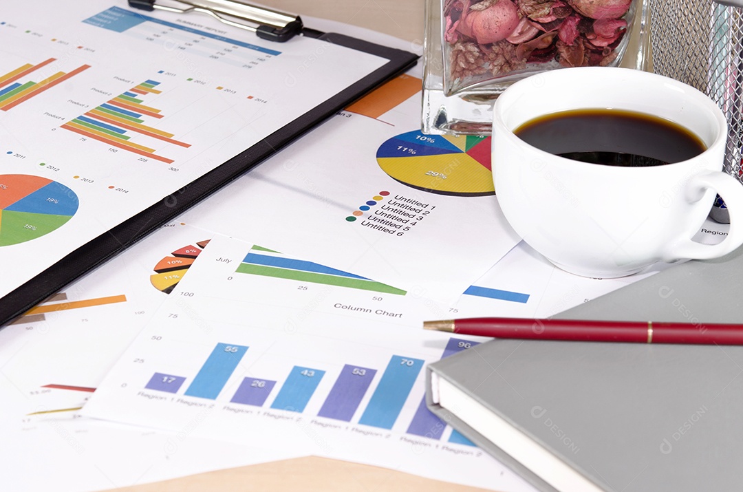 O gráfico de negócios é colocado na mesa.