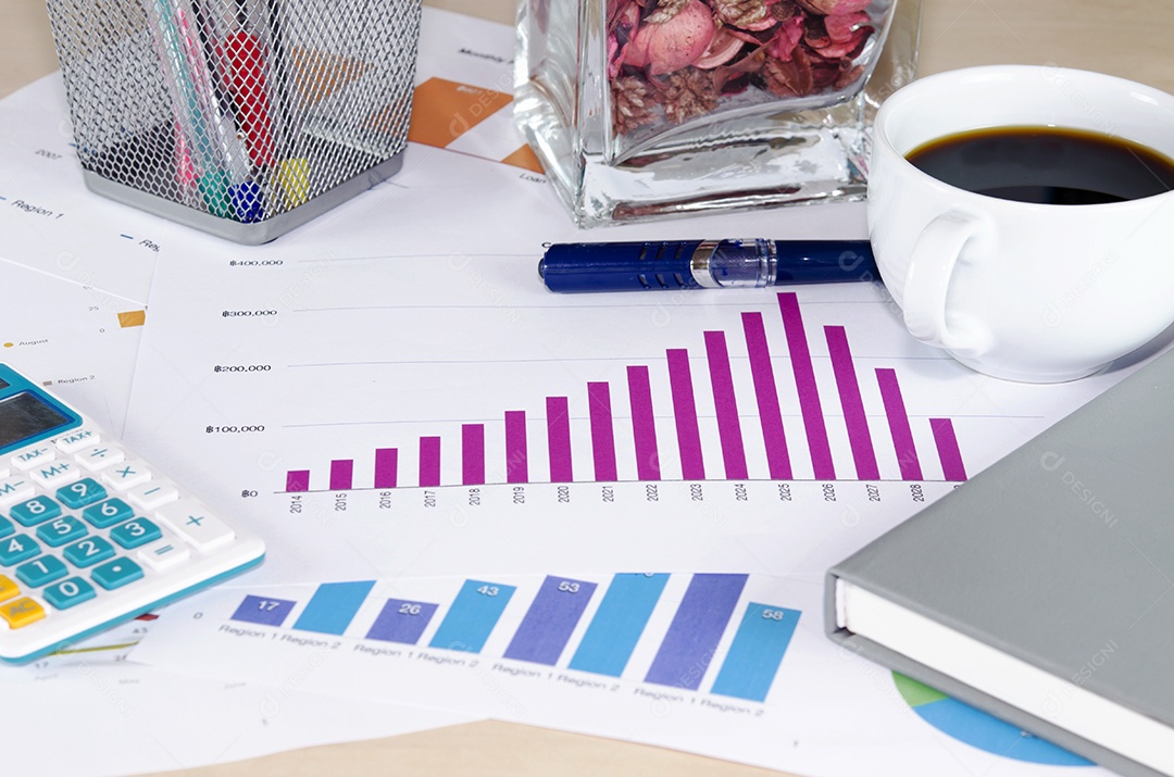 Documentos financeiros, livro e material de escritório close-up