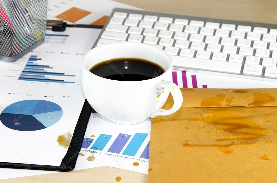 Documentos sobre manchas de café na mesa.