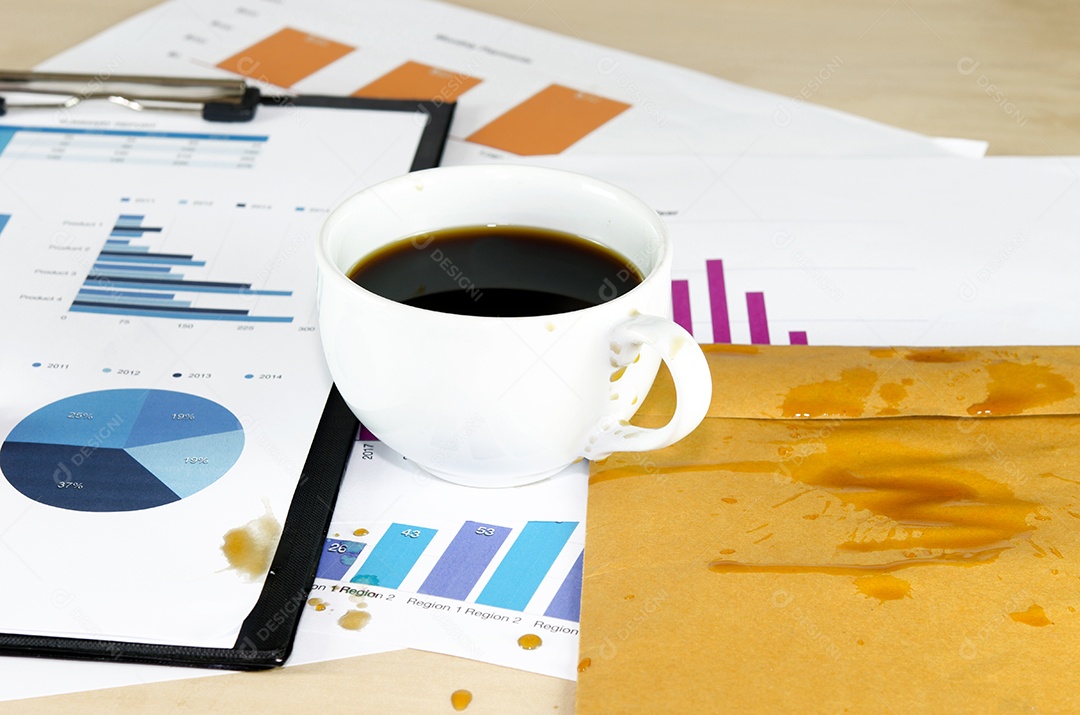 Documentos sobre manchas de café na mesa.