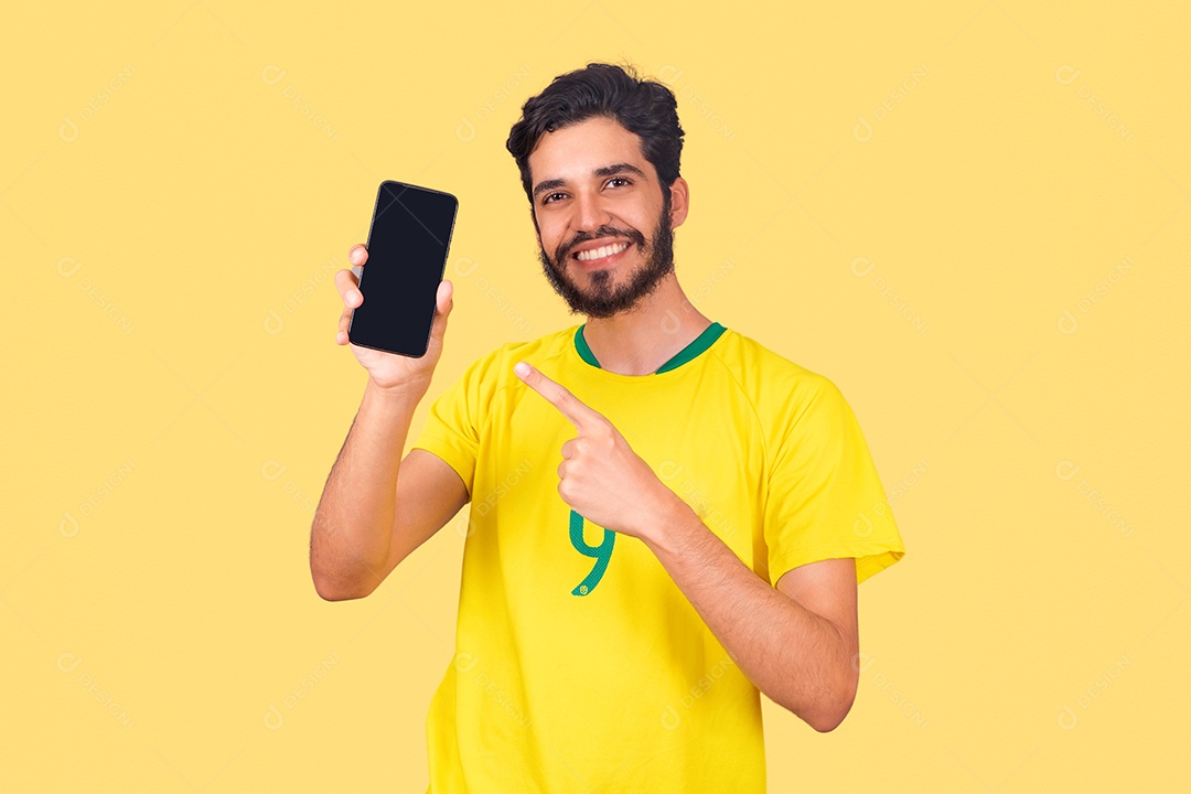 Homem jovem torcedor usando camiseta de time brasileiro seleção brasileira