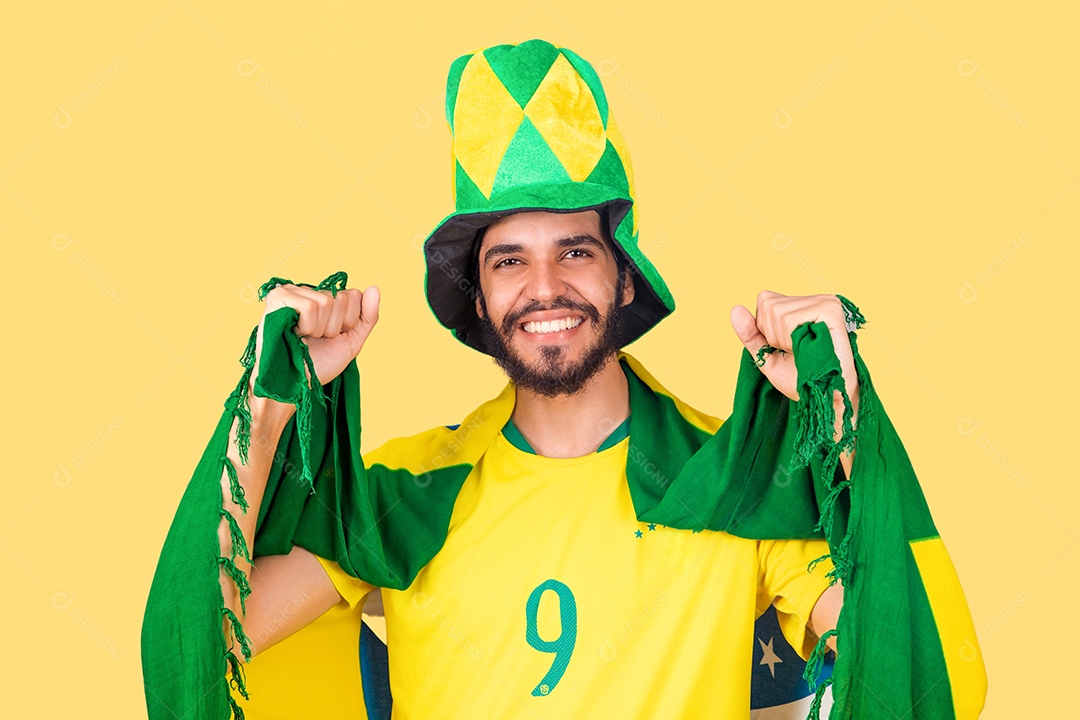 Homem jovem torcedor usando camiseta de time brasileiro seleção brasileira