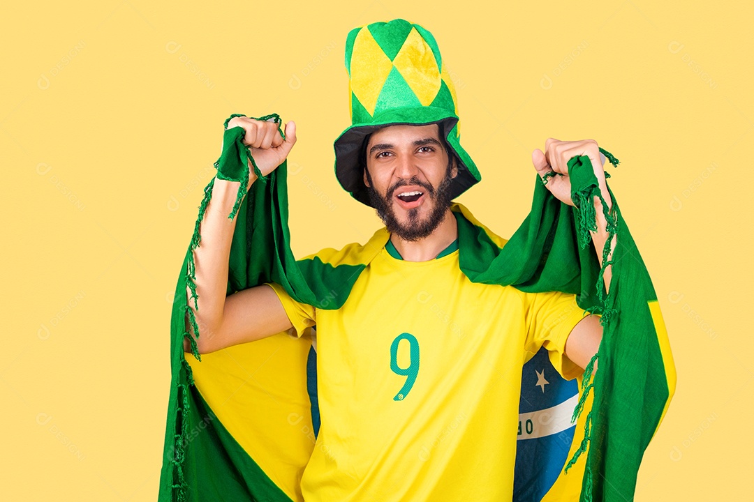 Homem jovem torcedor usando camiseta de time brasileiro seleção brasileira