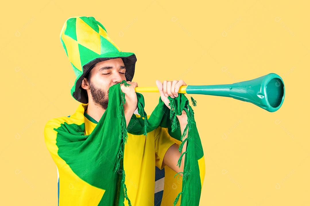 Homem jovem torcedor usando camiseta de time brasileiro seleção brasileira