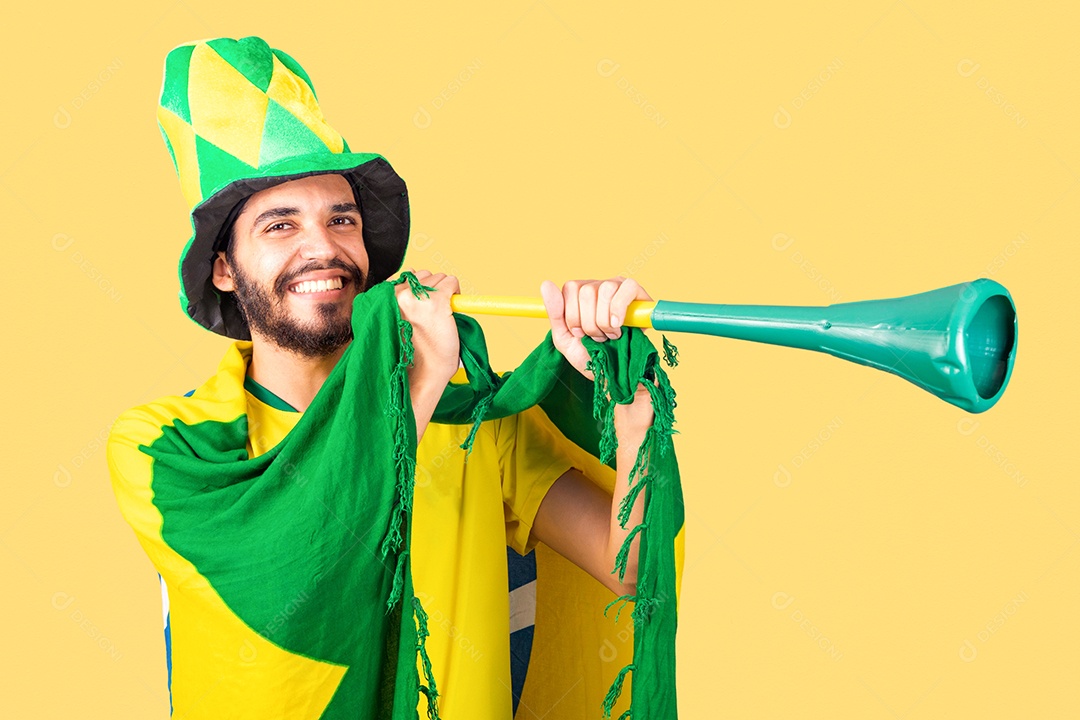 Homem jovem torcedor usando camiseta de time brasileiro seleção brasileira