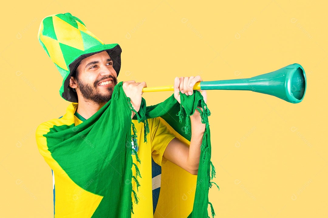 Homem jovem torcedor usando camiseta de time brasileiro seleção brasileira