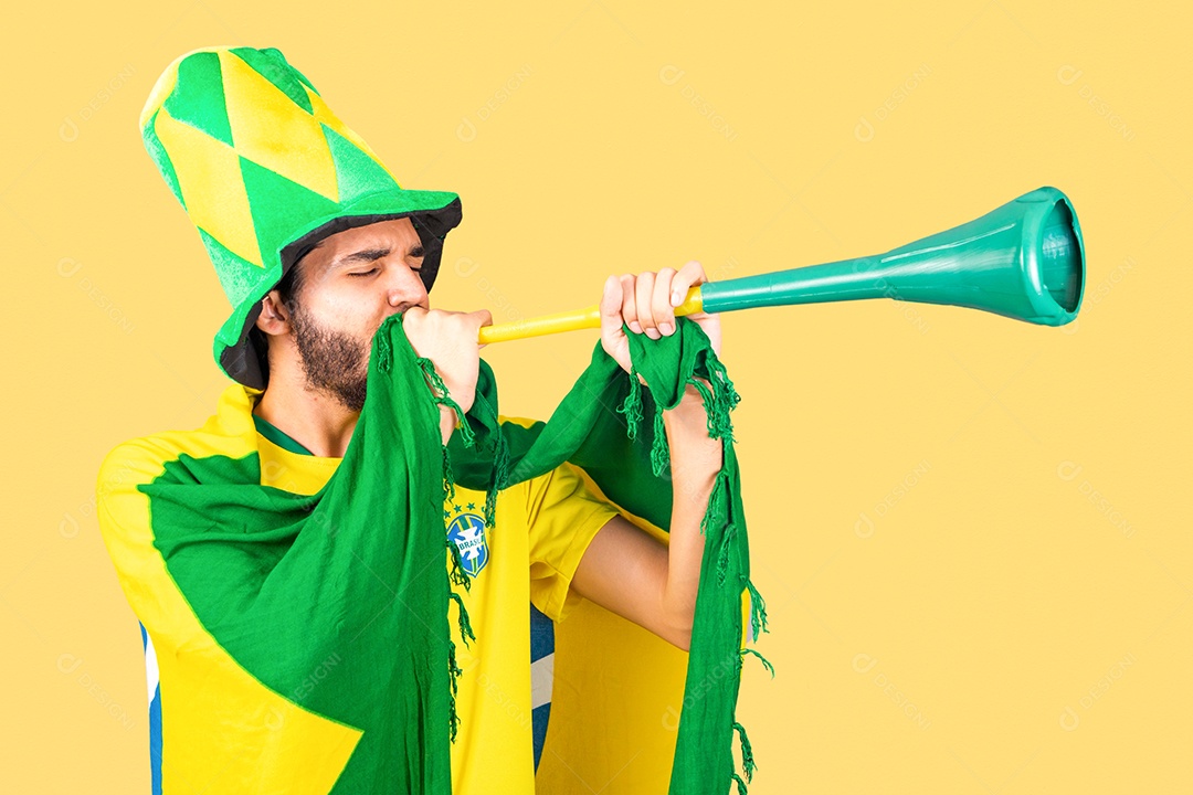 Homem jovem torcedor usando camiseta de time brasileiro seleção brasileira