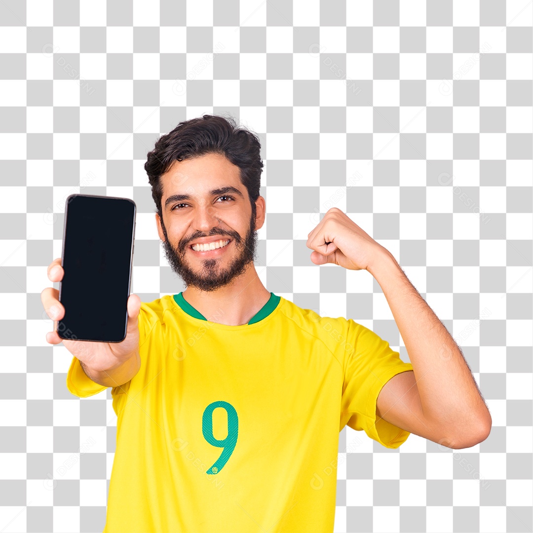 Jovem torcedor brasileiro alegre mostrando seu telefone para câmera