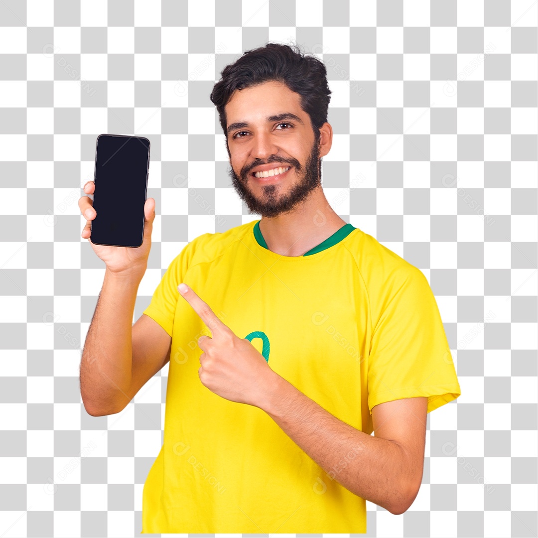 Jovem torcedor brasileiro alegre apontando para seu telefone e mostrando para câmera