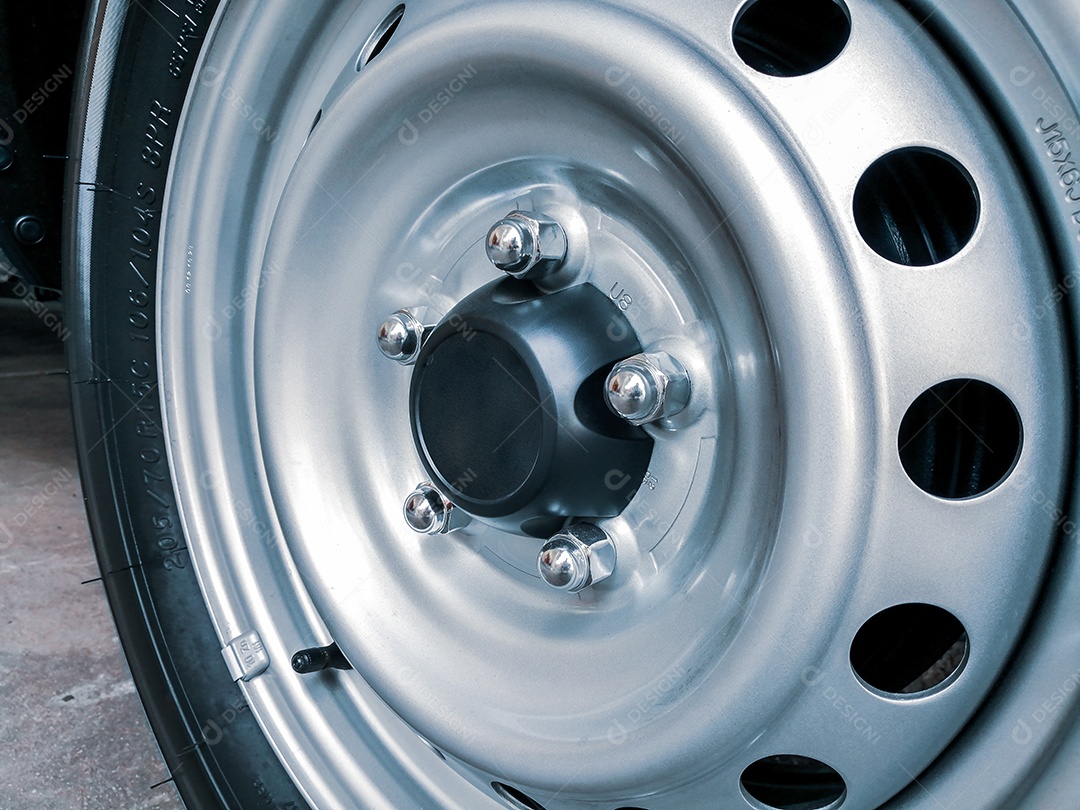 Pessoa mostrando detalhes de um automóvel.