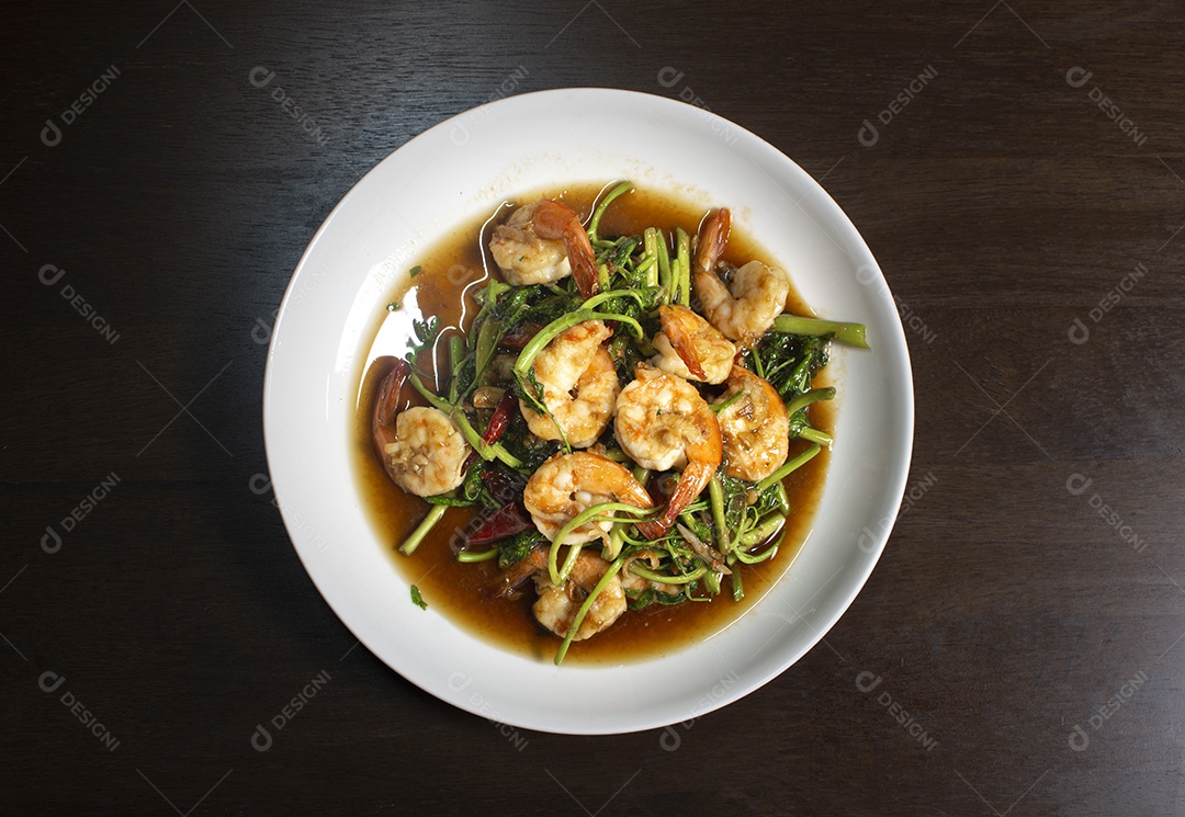 Mimosa de água frita com molho de camarão e ostra em chapa branca na mesa de madeira