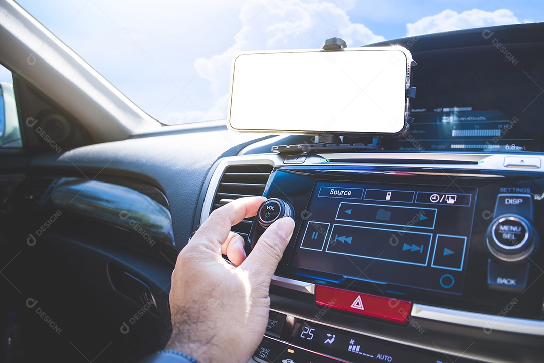 Pessoa mostrando detalhes de um automóvel.