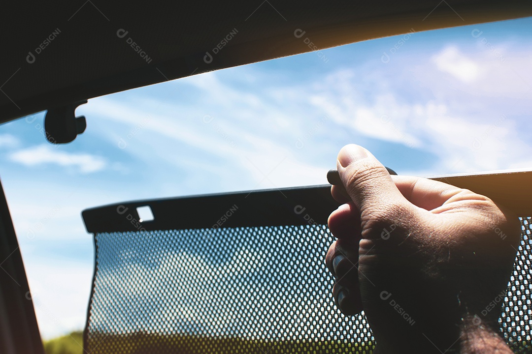 Pessoa mostrando detalhes de um automóvel.