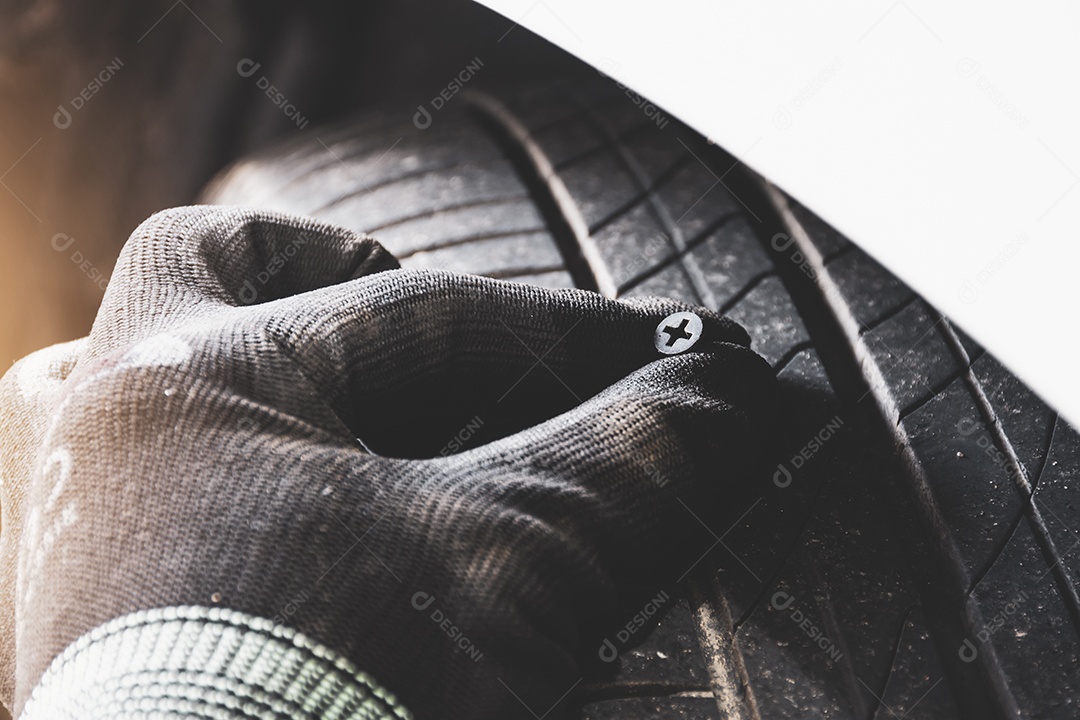 Pessoa mostrando detalhes de um automóvel.