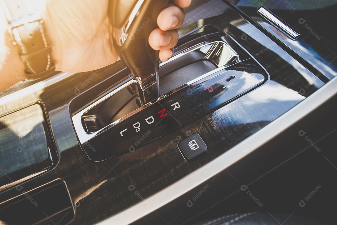 Pessoa mostrando detalhes de um automóvel.