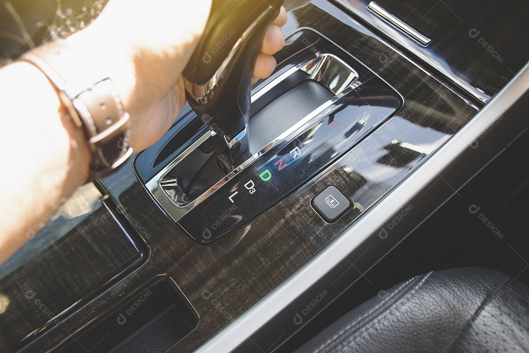 Pessoa mostrando detalhes de um automóvel.