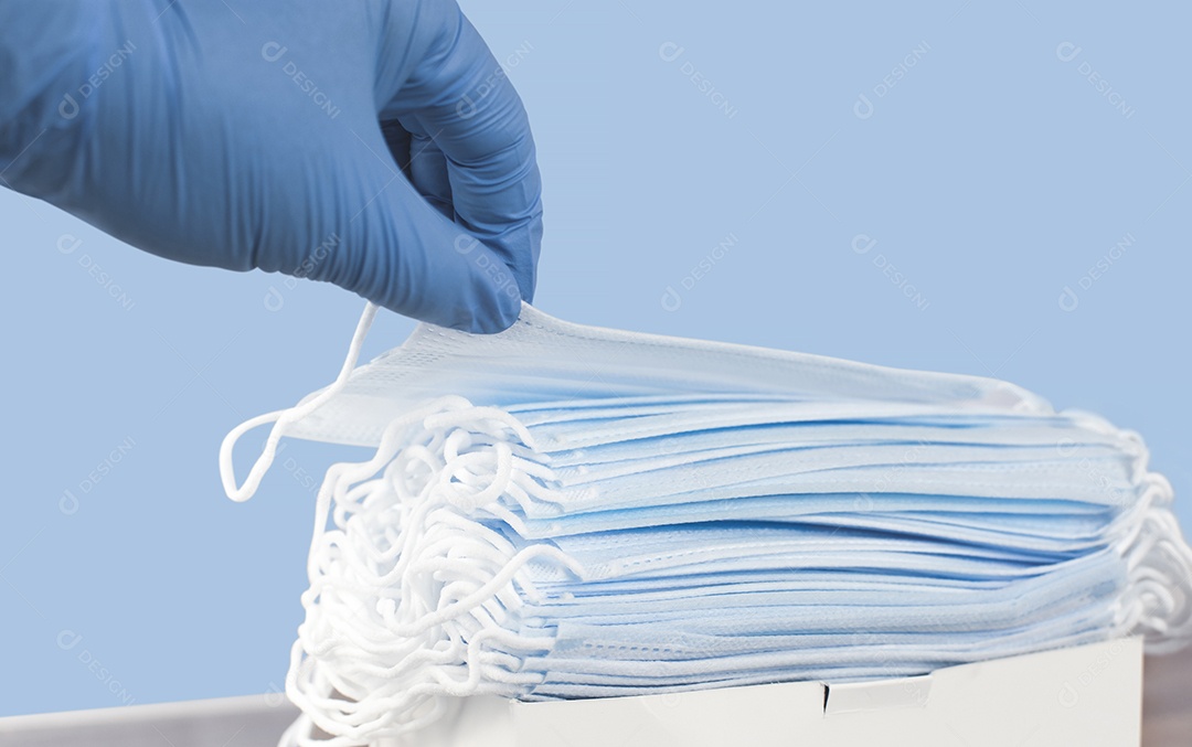 Pessoa mostrando detalhes de máscara de proteção facial contra COVID-19.