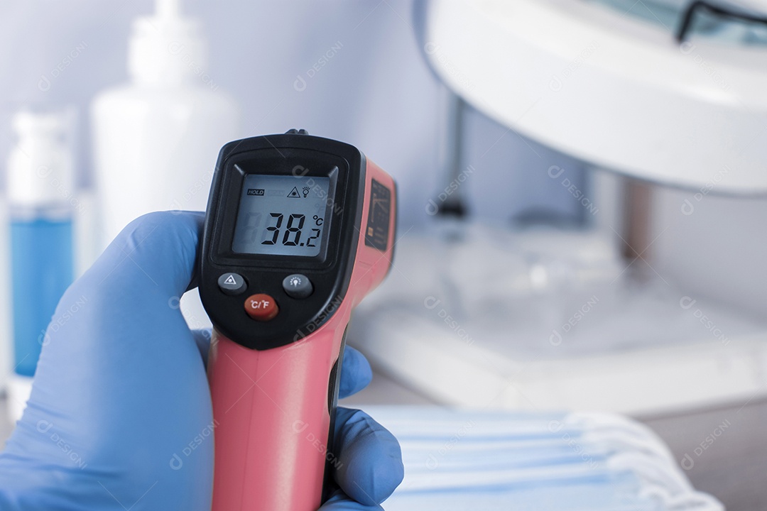 38,2 celsius mostrando em exibição em um termômetro infravermelho médico em uma mão, conceito de prevenção de infecção por coronavírus (COVID-19) e influenza