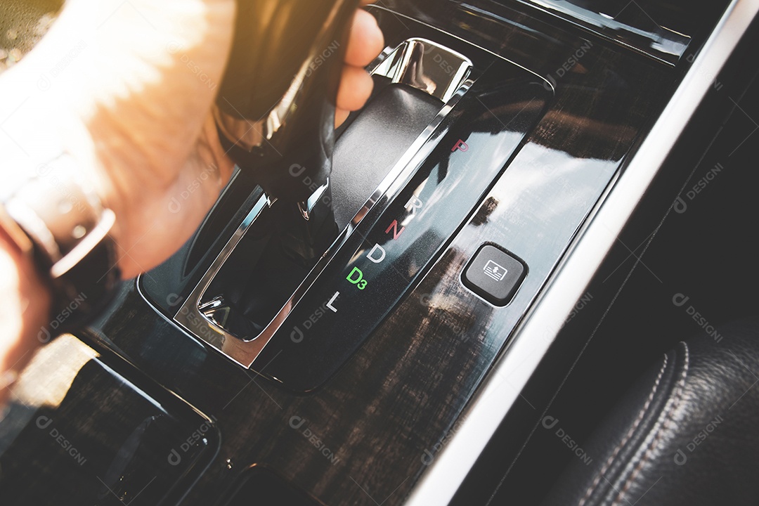 Pessoa mostrando detalhes de um automóvel.