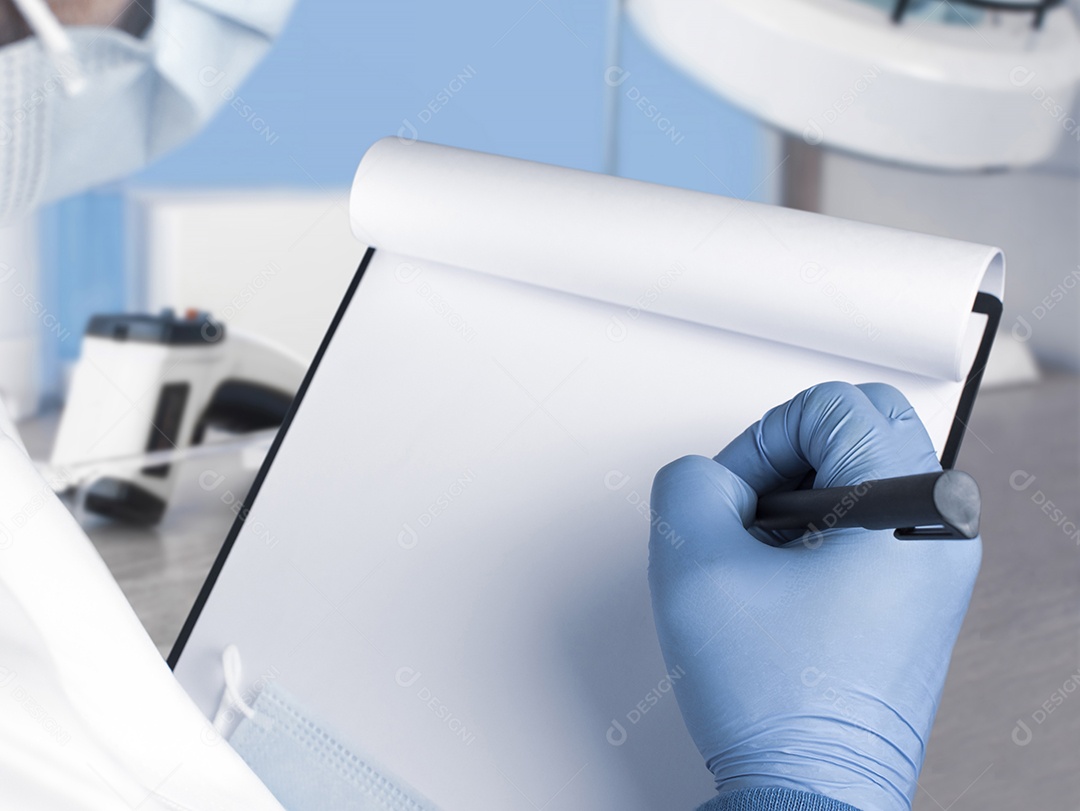 Os profissionais de saúde estão fazendo anotações nas anotações do laboratório