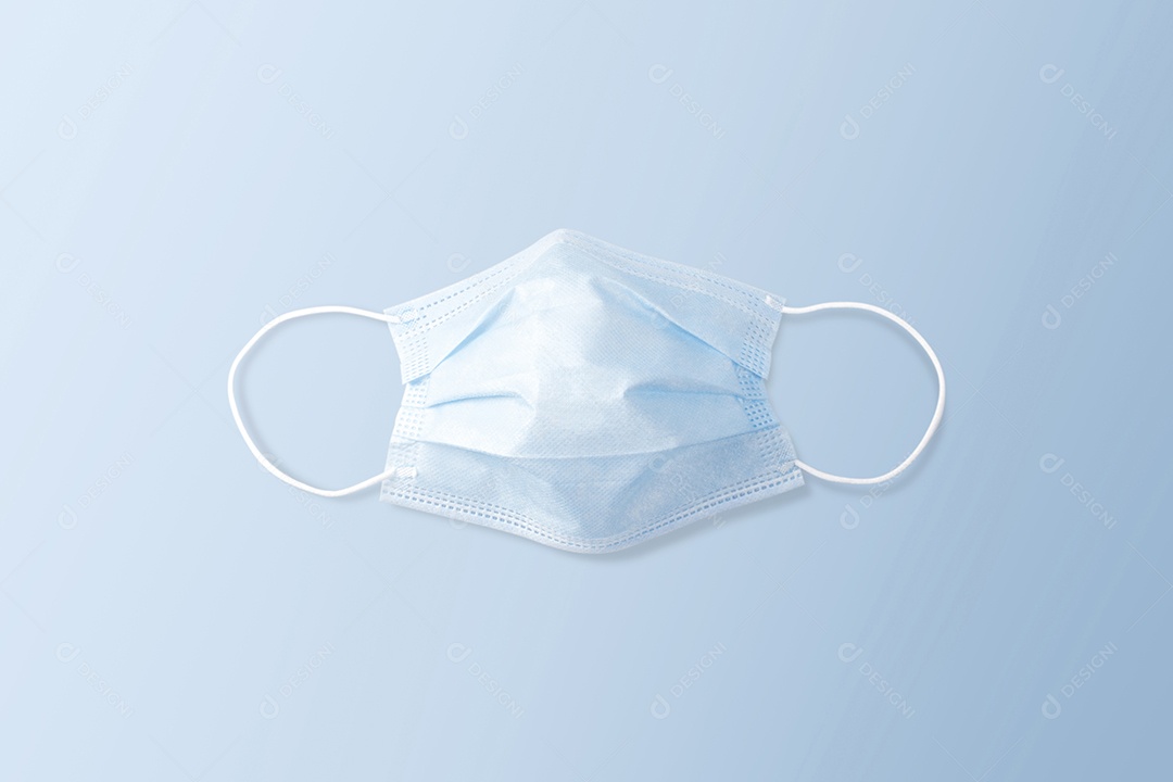 Pilha de máscara facial descartável na mesa de madeira, Coronavirus (COVID-19) e conceito de prevenção de infecção por influenza