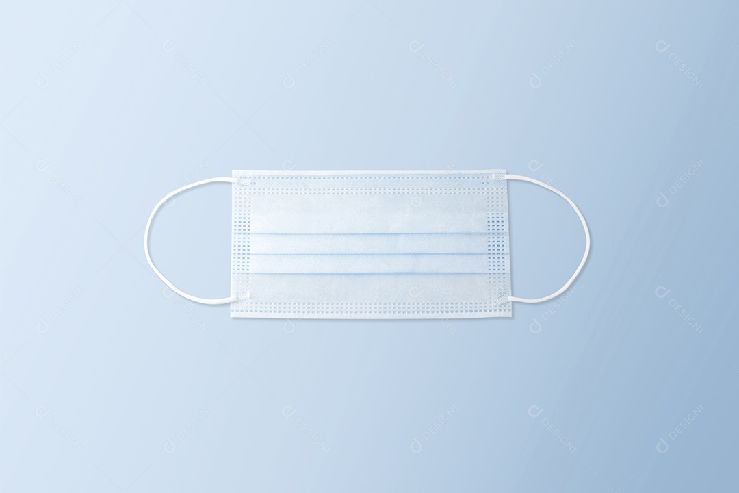 Pilha de máscara facial descartável na mesa de madeira, Coronavirus (COVID-19) e conceito de prevenção de infecção por influenza