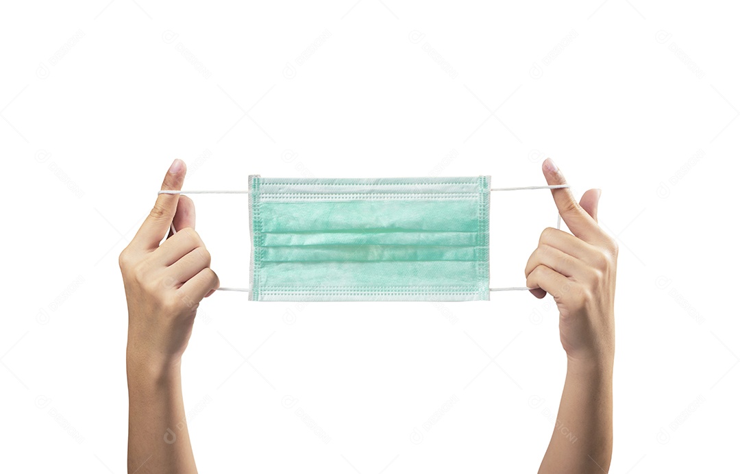 Mão segurando a máscara facial descartável isolada