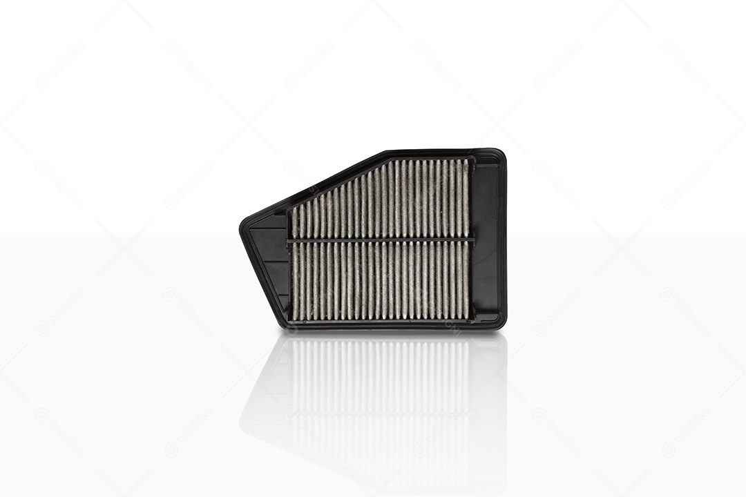 Filtro de ar do carro sujo isolado no fundo da cor branca