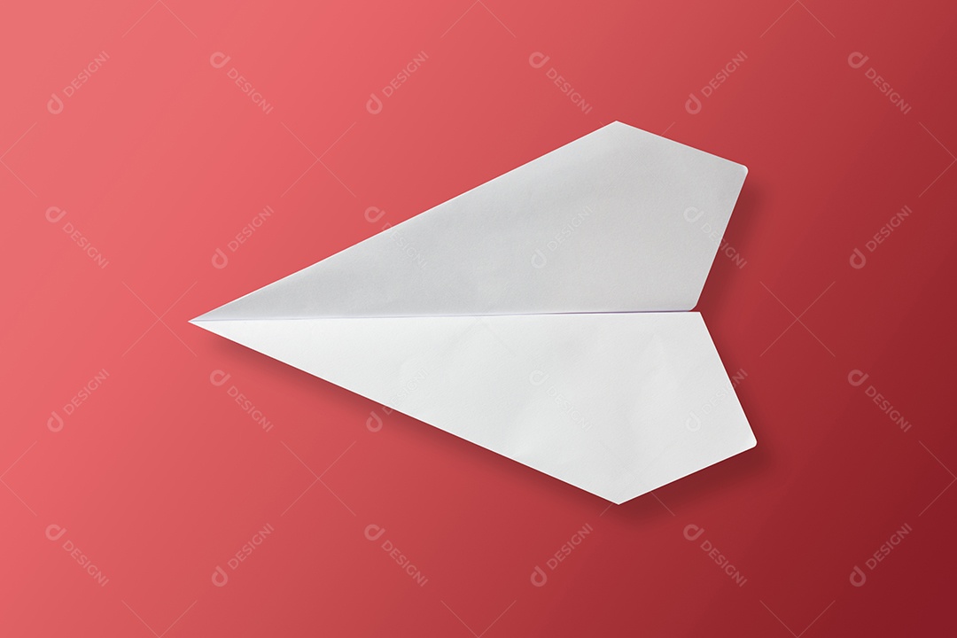 Avião de papel branco sobre fundo de cor vermelha, ilustração de renderização em 3D