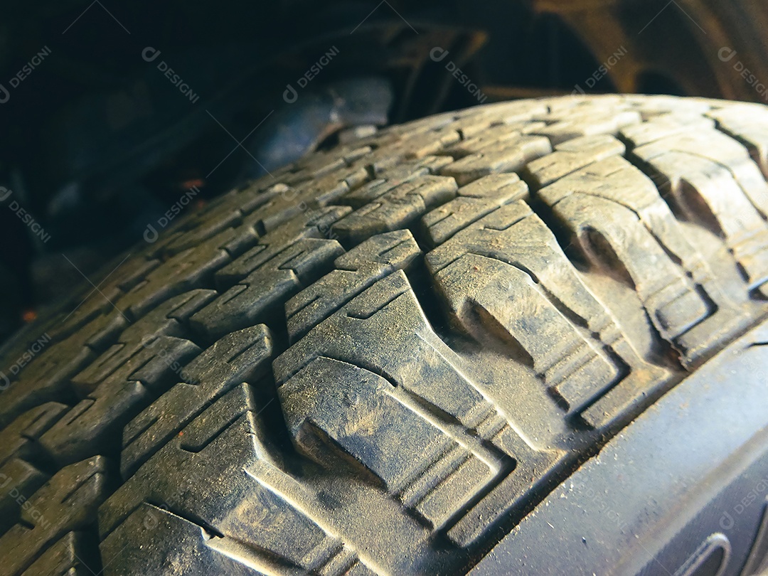 Passo do pneu de carro com sujeira da caminhonete
