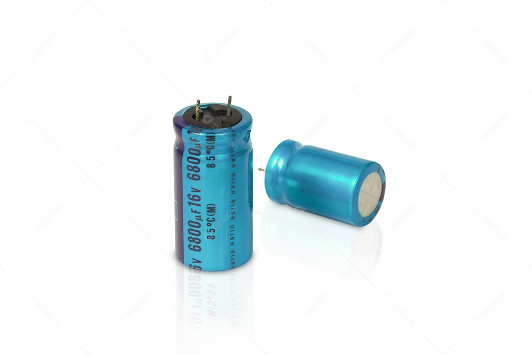 Capacitor eletrolítico isolado no fundo branco