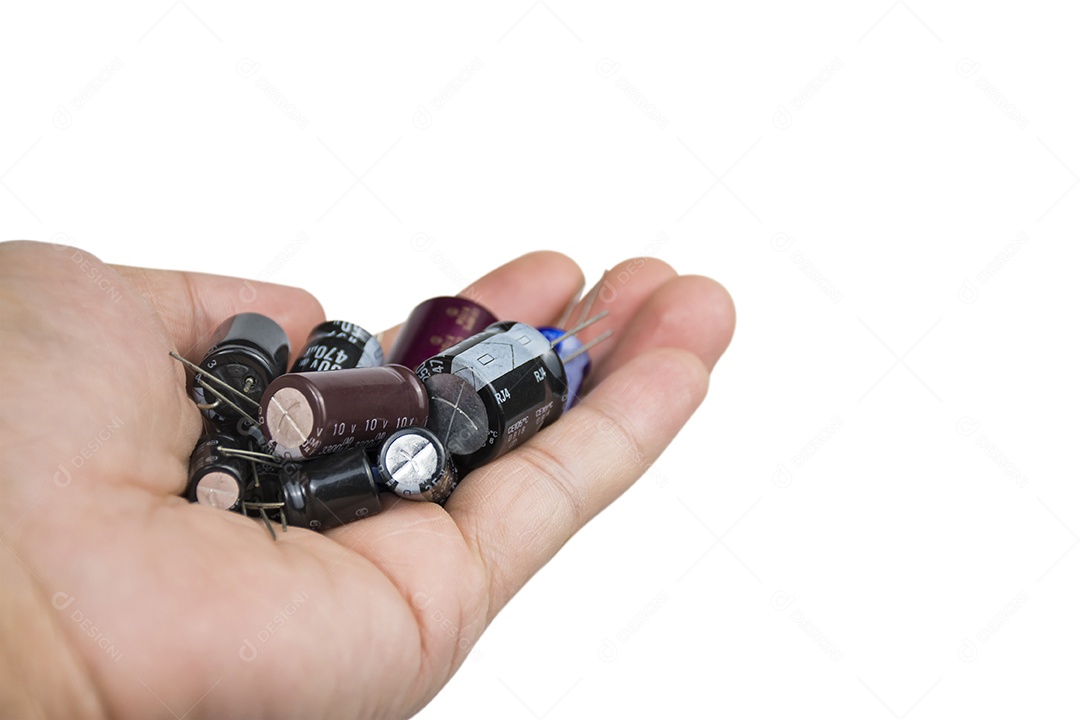 Grupo de capacitores eletrolíticos em uma mão sobre fundo branco com espaço de cópia