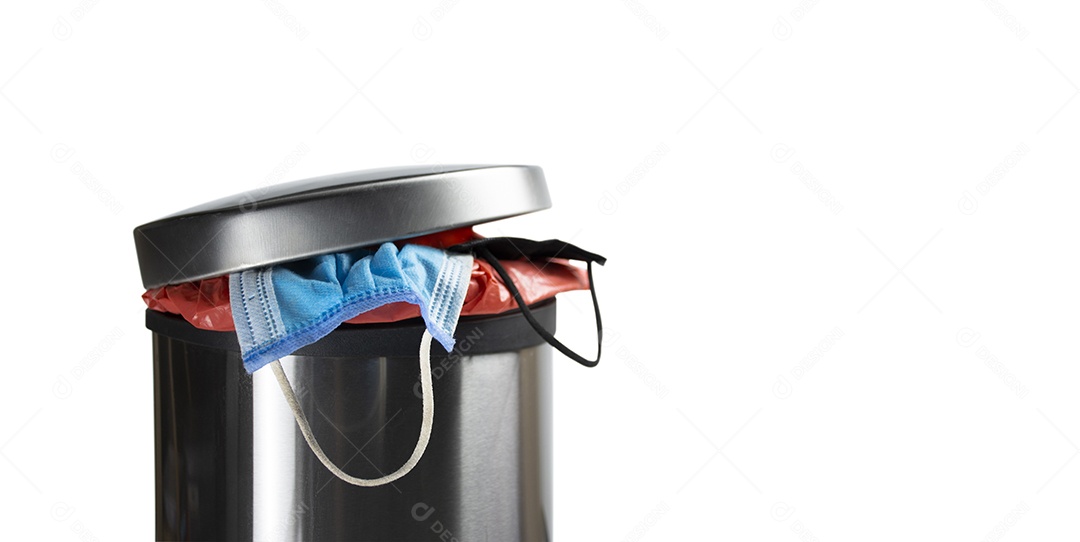 Máscaras faciais médicas descartáveis ​​na lixeira de resíduos infecciosos, prevenção do vírus Corona, conceito Covid-19