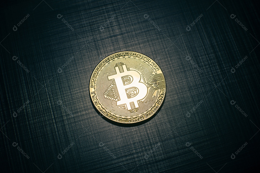 Bitcoin dourado sobre fundo de textura listrada metálica azul escuro