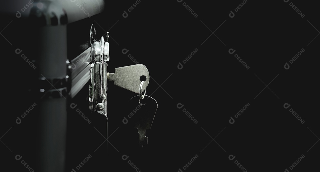 A chave é inserida na caixa de alumínio, fundo preto do espaço da cópia no lado direito