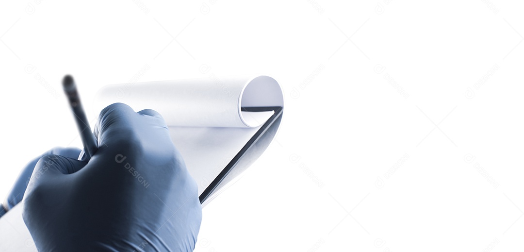 Os profissionais de saúde estão tomando notas nas notas de papel no laboratório