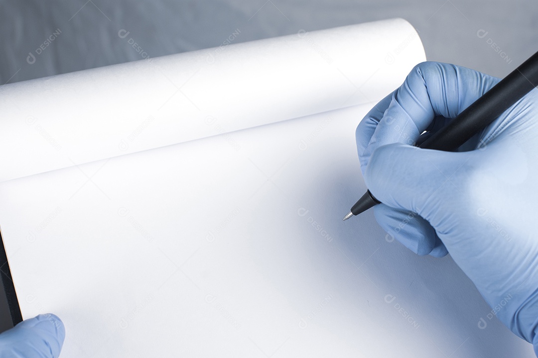 Os profissionais de saúde estão tomando notas nas notas de papel no laboratório