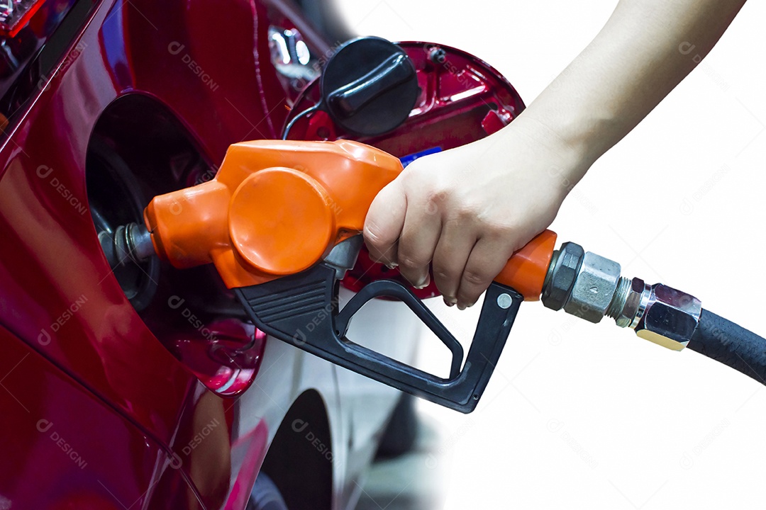 A mão segurando o bocal da bomba está reabastecendo no tanque de combustível de um carro vermelho