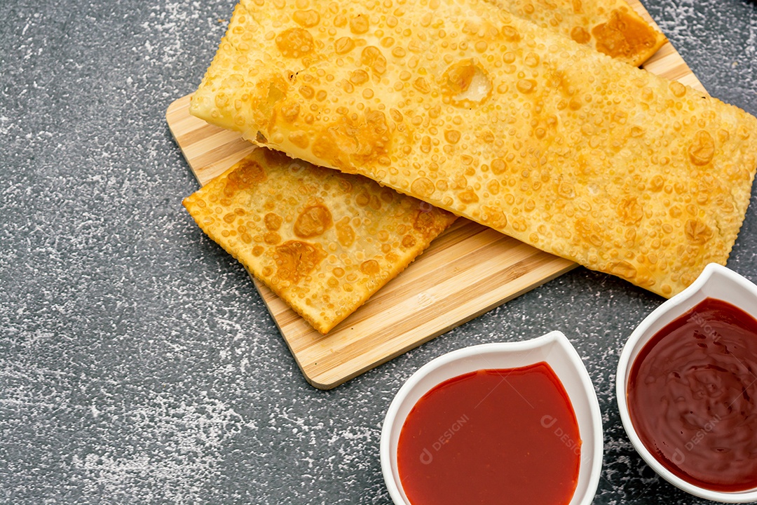 pastel brasileiro, comida tradicional de lanche frito