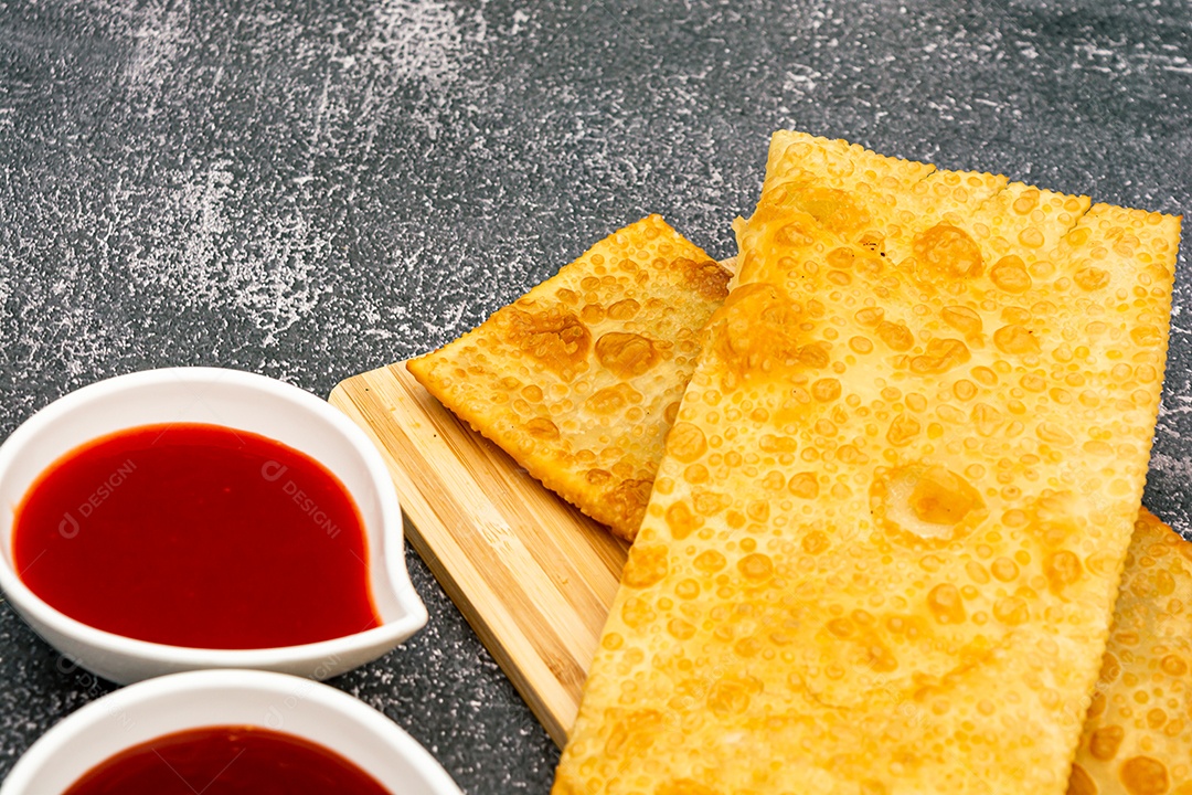 pastel brasileiro, comida tradicional de lanche frito