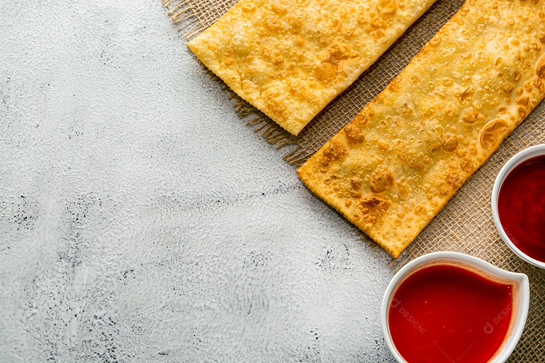 pastel brasileiro, comida tradicional de lanche frito