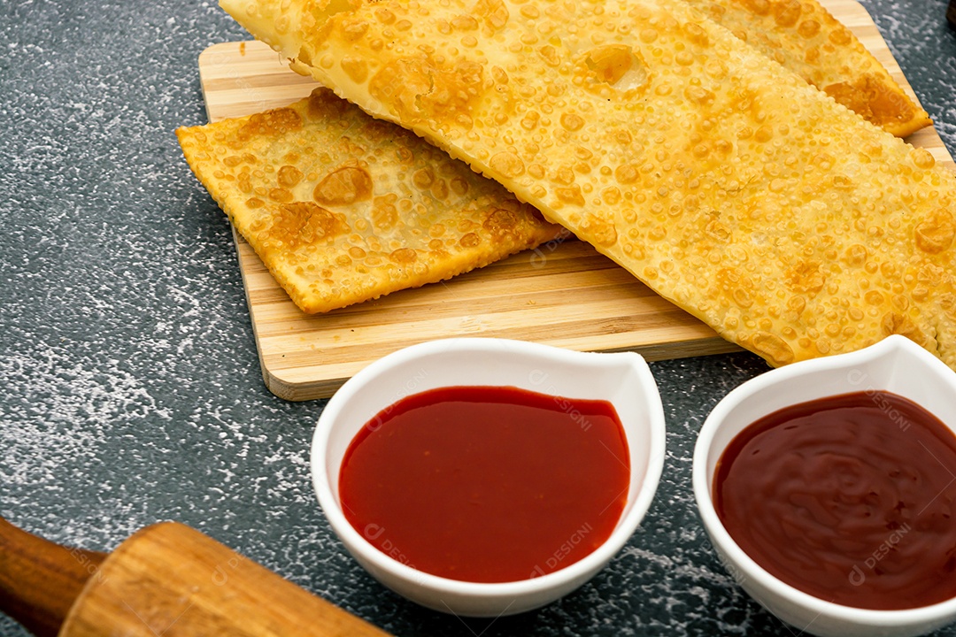 pastel brasileiro, comida tradicional de lanche frito