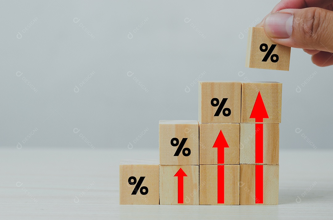 Inflação de cubos de madeira e seta vermelha com porcentagem s de cubo de madeira